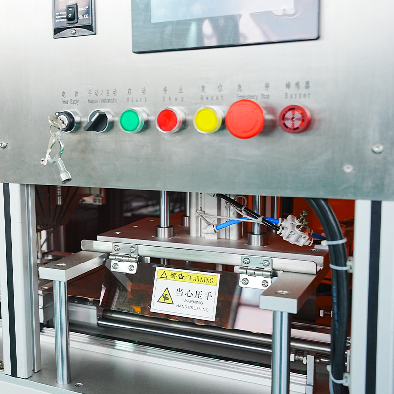 Máquina de alimentación y carga de bandejas de aluminio para cosméticos completamente automática
