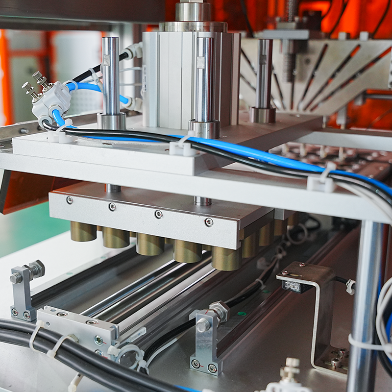 Máquina de alimentación y carga de bandejas de aluminio para cosméticos completamente automática